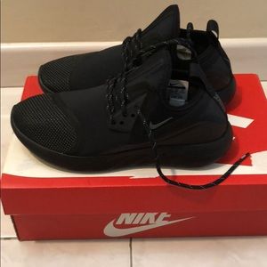 New never worn Nikes size 8 women.